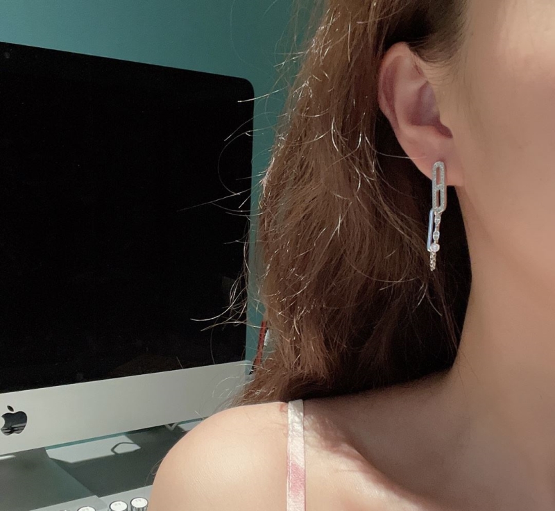 H**me5 earrings